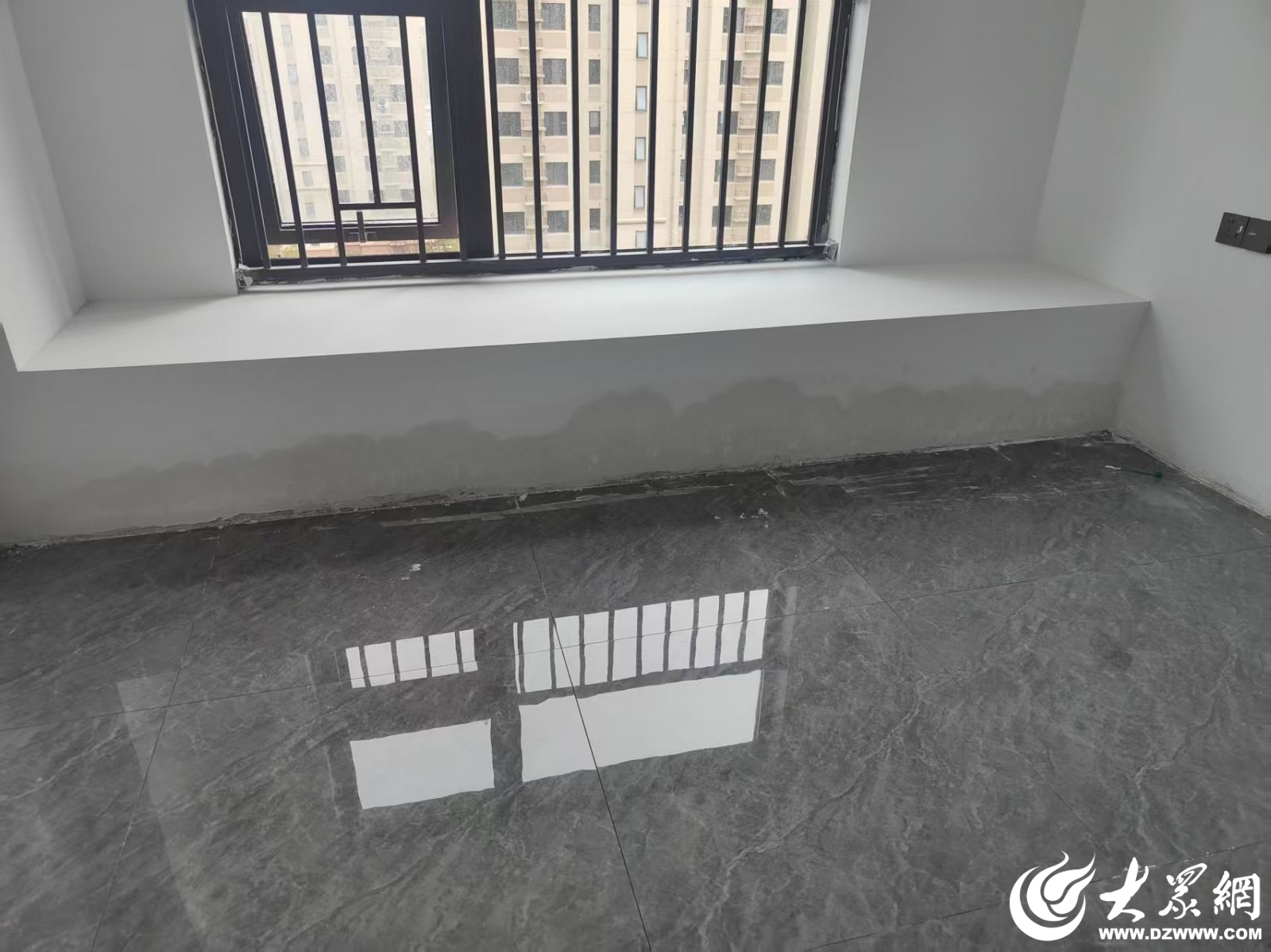 众点关注“赠送”的装修成了“心病”？东营吾悦学府新房交付逾期墙面反复“长毛”业主苦等三月难入住(图1)