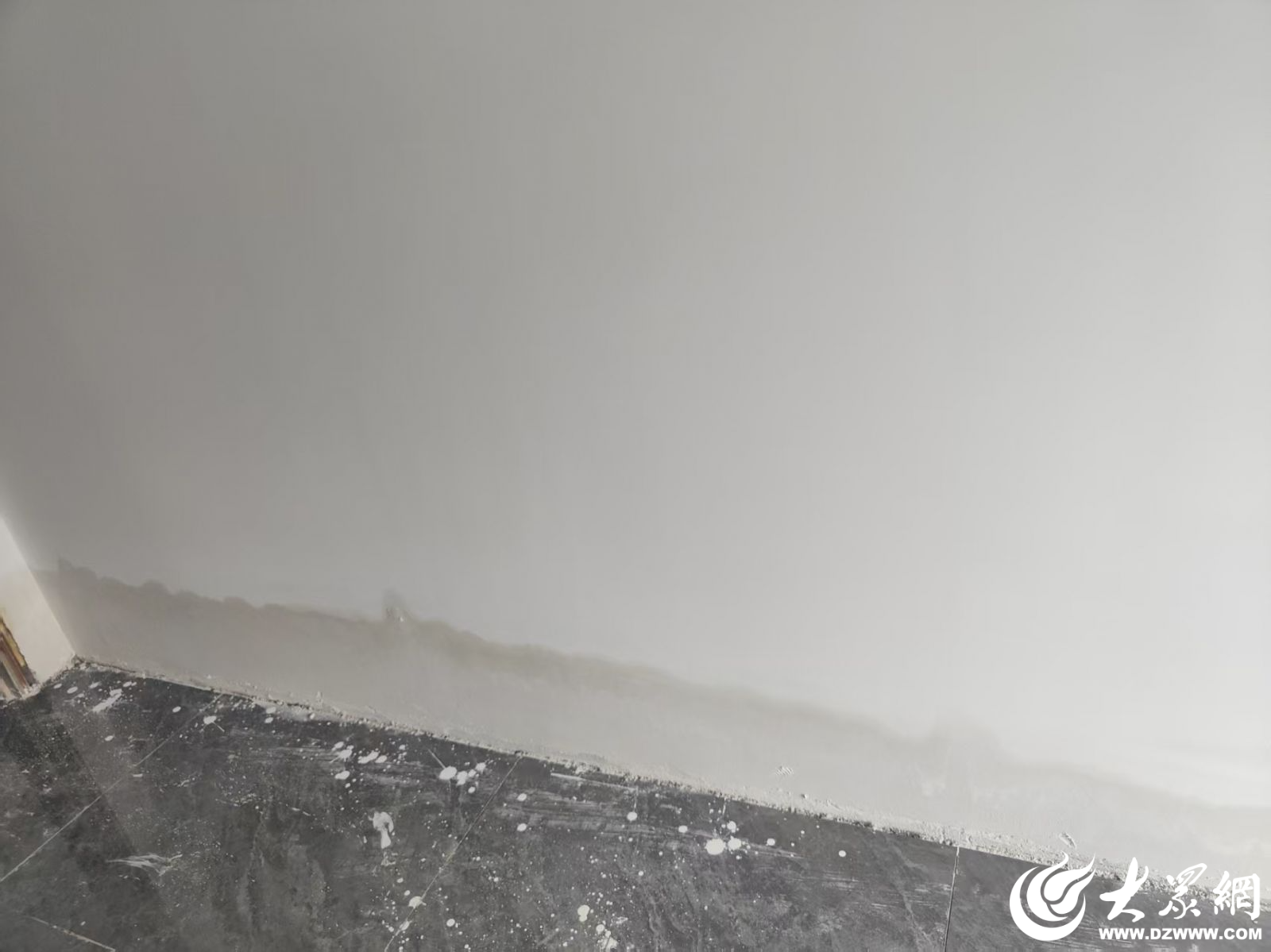 众点关注“赠送”的装修成了“心病”？东营吾悦学府新房交付逾期墙面反复“长毛”业主苦等三月难入住(图2)